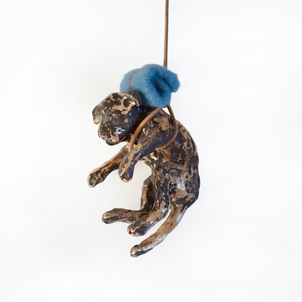 Hangend hondje met zachte landing