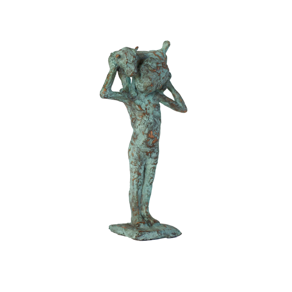 Mannetje met hond op zijn schouders